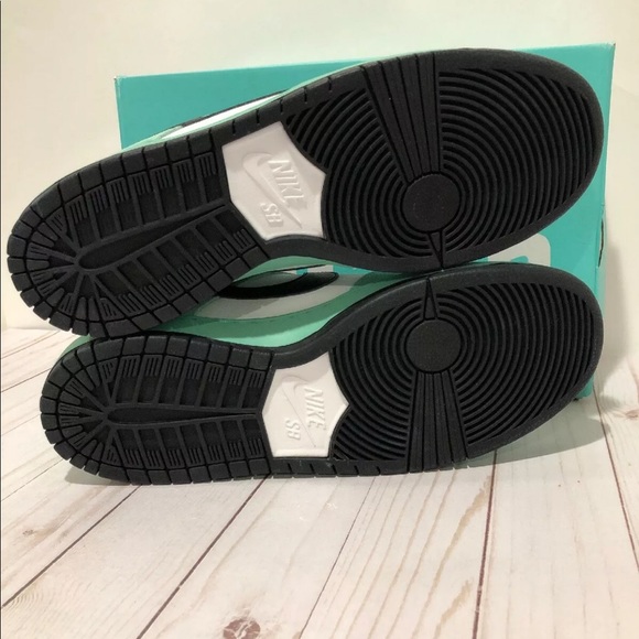 🔴SOLD🔴NWT NIKE DUNK LOW SB ISHOD WAIR Green Glow - Picture 7 of 8